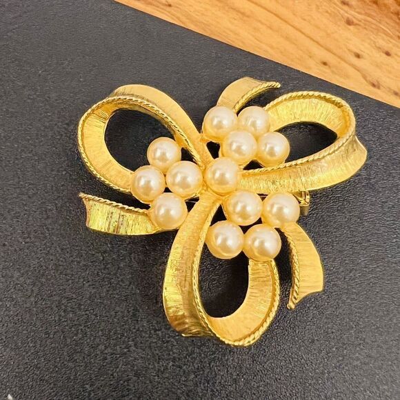 Vintage Faux Pearls Brooch Bow Ribbon Jewelry Textured Gold Tone Classy 4161 - Picture 2 of 9